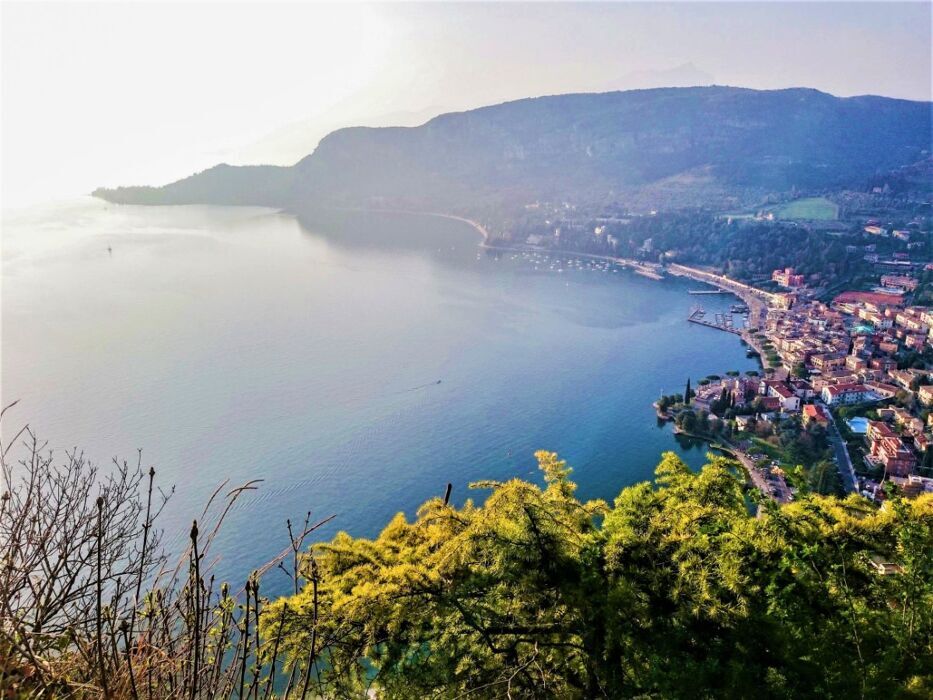 Walking e Yoga alla Rocca di Garda: Percorso tra Storia, Natura e Scorci Mozzafiato desktop picture