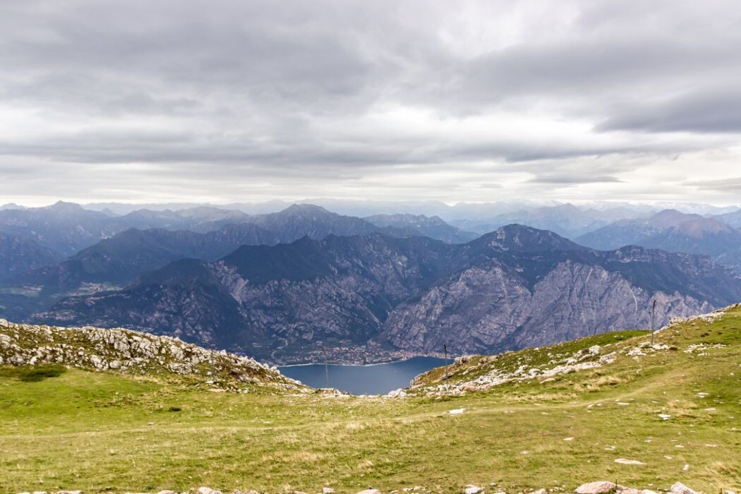 Il Monte Belpo con Vista sul Lago di Garda - POMERIGGIO desktop picture