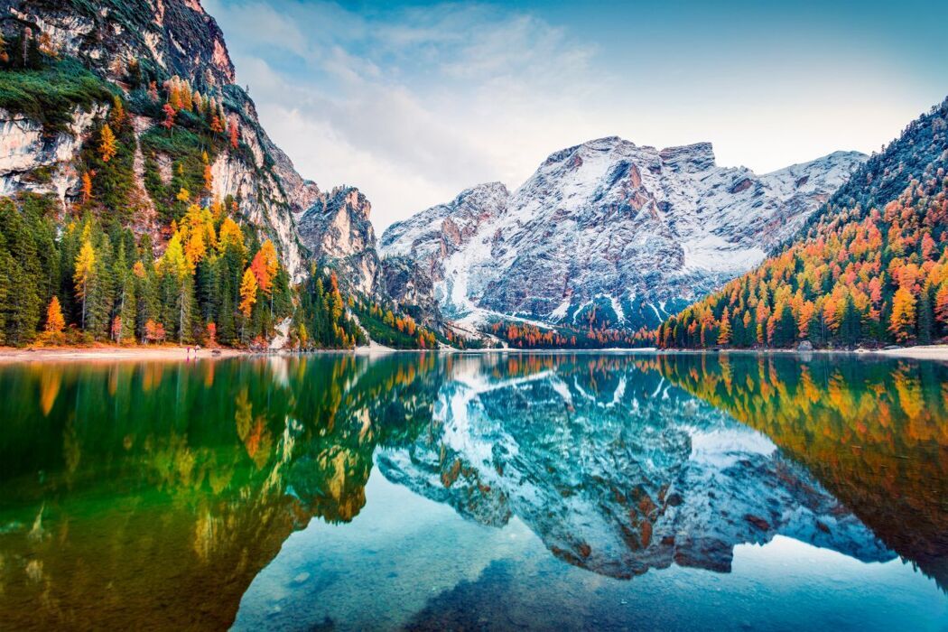 Il Lago di Braies: Un Sogno ad Occhi Aperti nel Cuore delle Dolomiti desktop picture