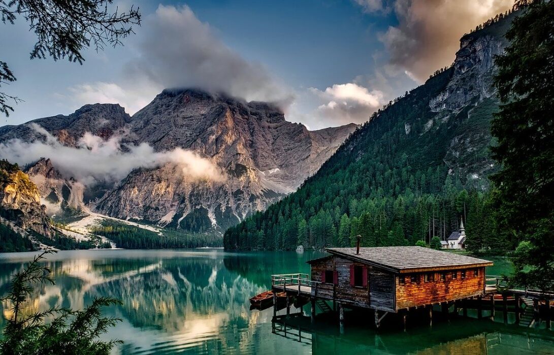 Il Lago di Braies: Un Sogno ad Occhi Aperti nel Cuore delle Dolomiti desktop picture