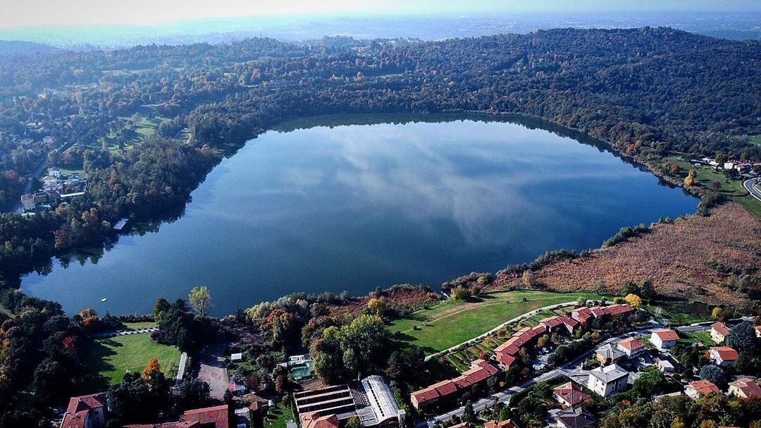 Il Lago di Montorfano, Un Gioiello Azzurro tra le Colline Comasche desktop picture