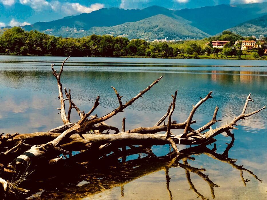 Il Lago di Montorfano, Un Gioiello Azzurro tra le Colline Comasche desktop picture