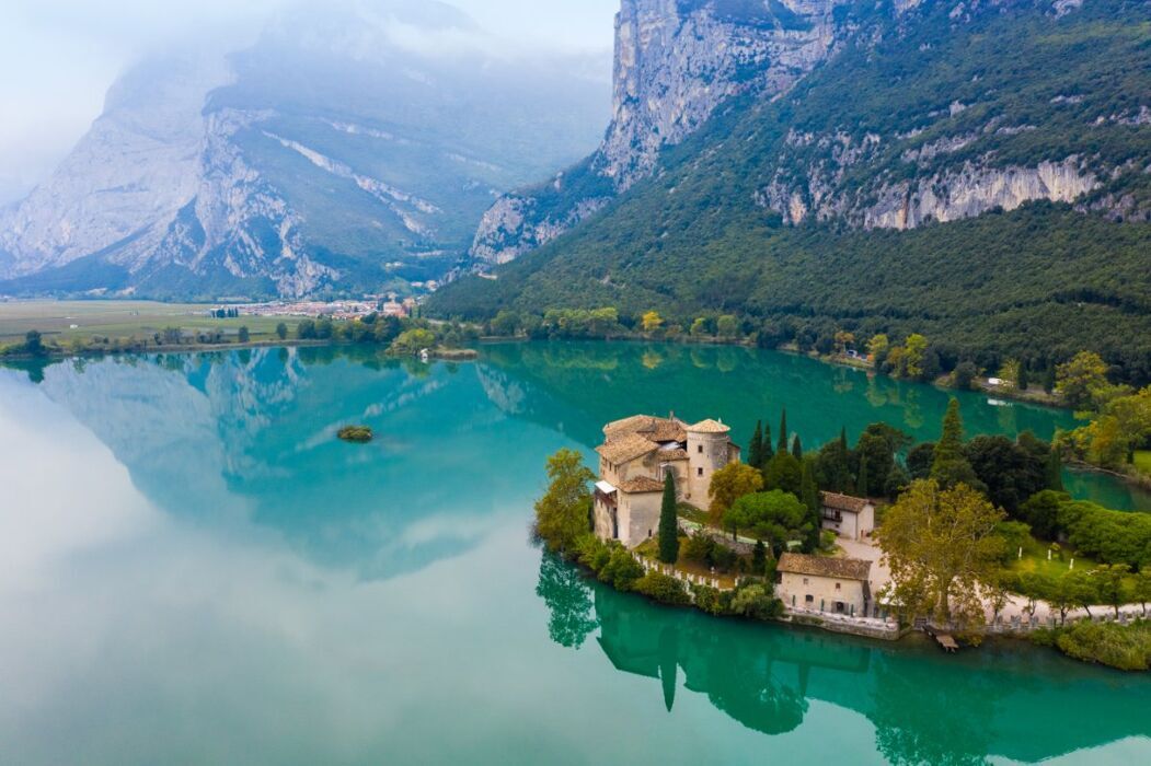 Il Lago di Toblino e il suo Castello desktop picture