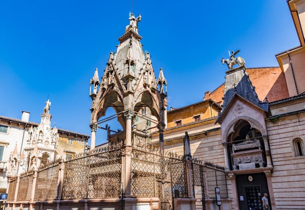 L'alfabeto dello Stile Gotico: la Basilica di Sant'Anastasia e le Arche Scaligere desktop picture