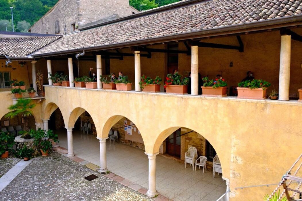Garda: Itinerario tra il Borgo, la Rocca e l'Eremo di San Giorgio desktop picture