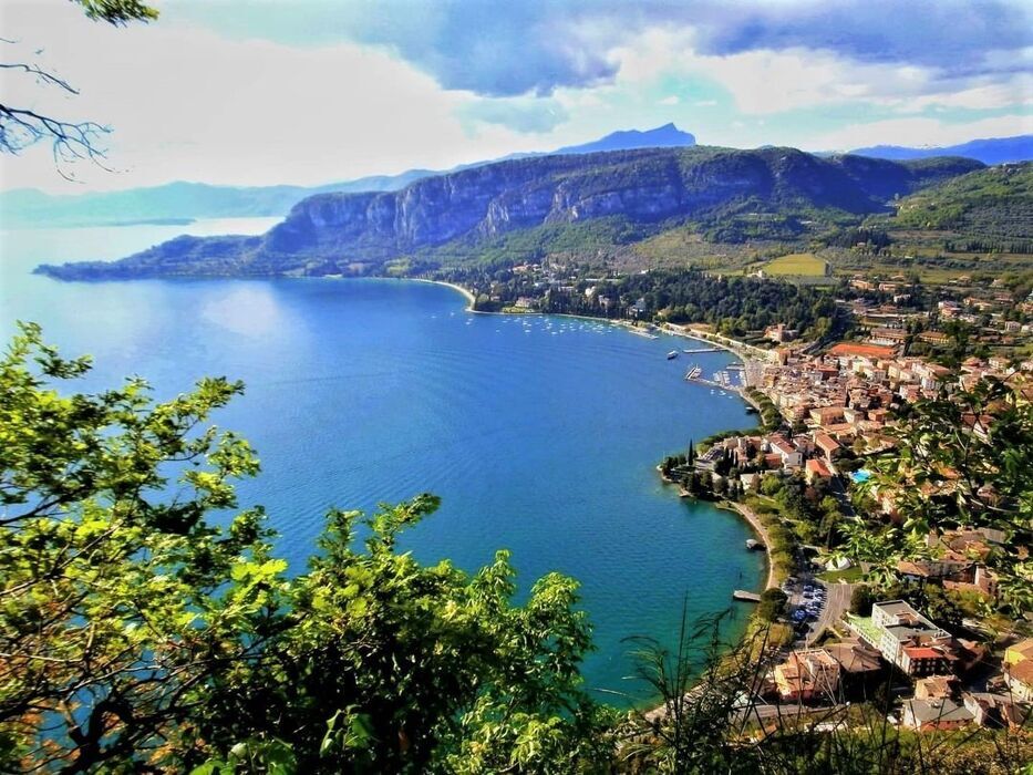 Garda: il Borgo, la Rocca e l'Eremo di San Giorgio desktop picture