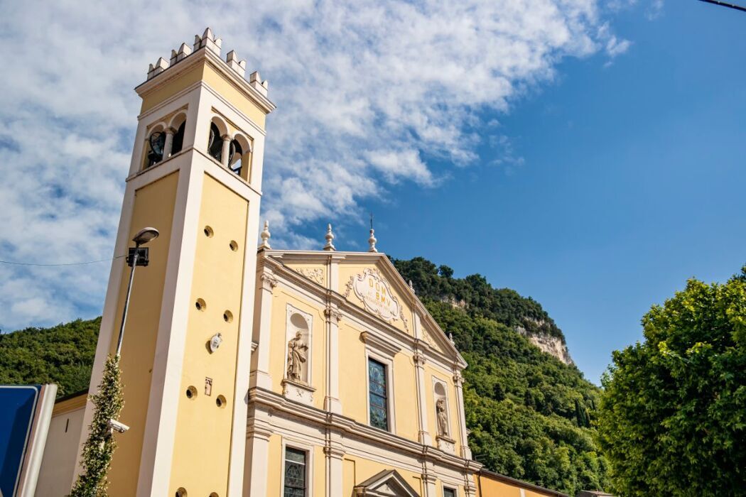 Garda: il Borgo, la Rocca e l'Eremo di San Giorgio desktop picture