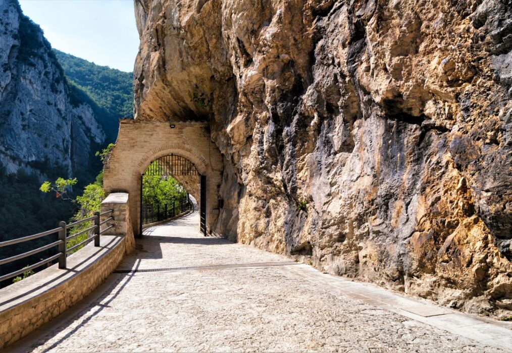 La Grotta del Vernino e il Tempio di Valadier, la Chiesa nella Roccia desktop picture