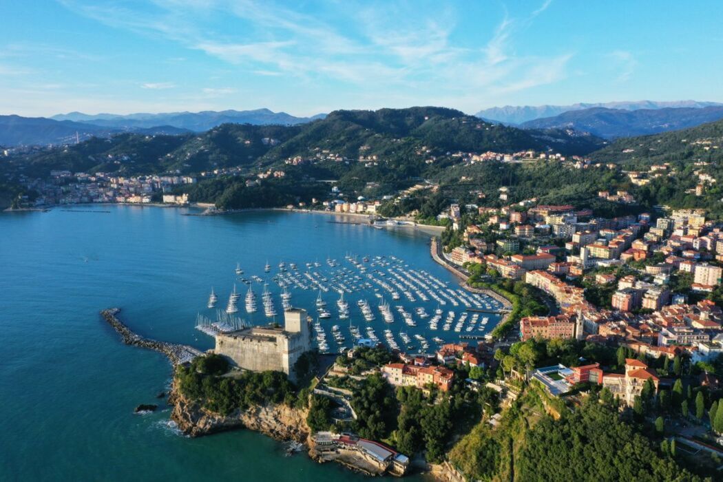 Passeggiata nella Storia: Dal Castello di San Terenzo a quello di Lerici desktop picture