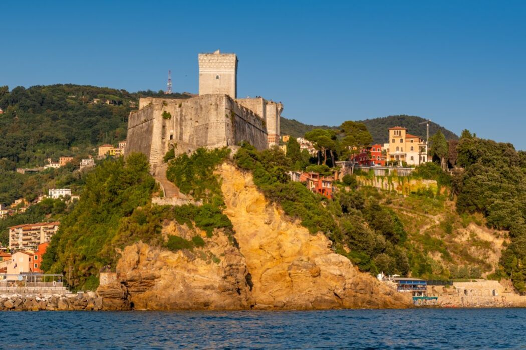 Passeggiata nella Storia: Dal Castello di San Terenzo a quello di Lerici desktop picture