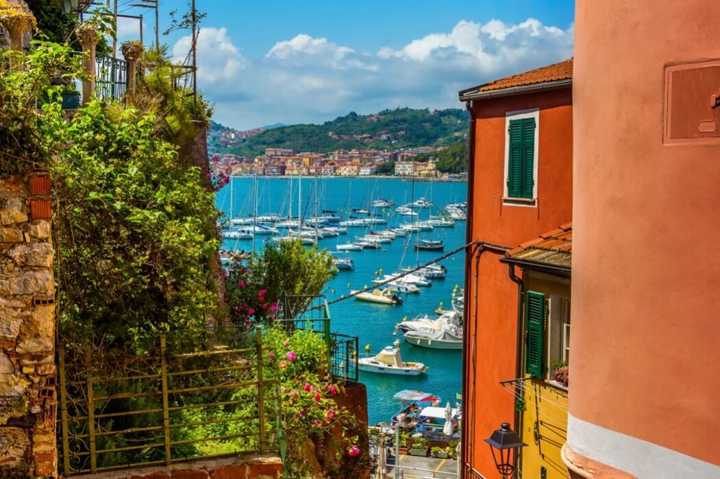 Passeggiata nella Storia: Dal Castello di San Terenzo a quello di Lerici desktop picture