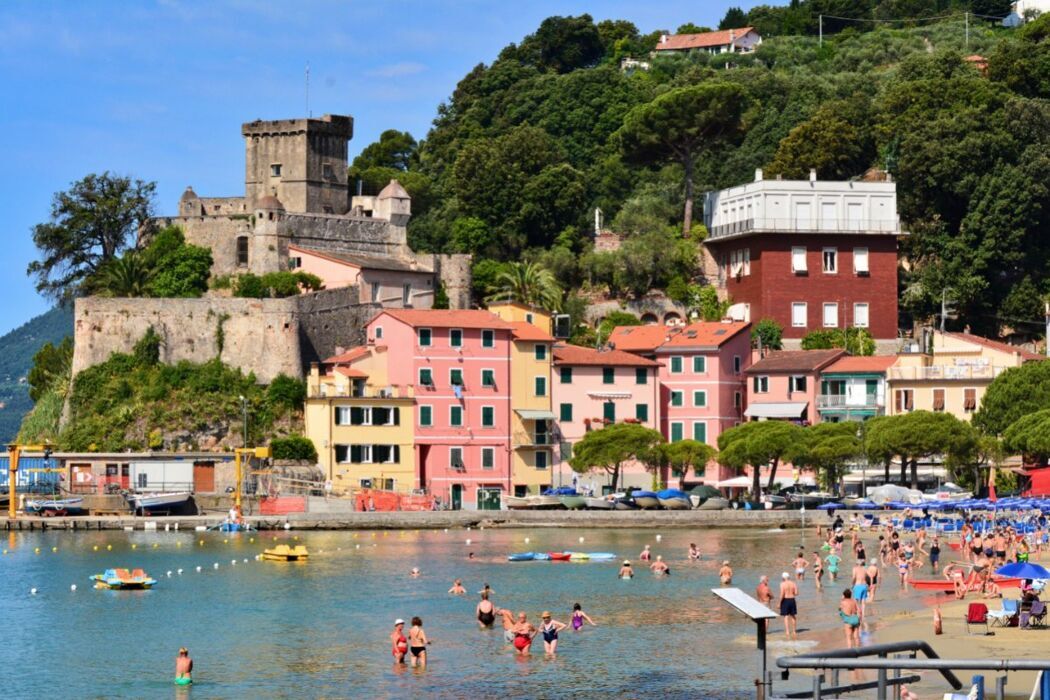 Passeggiata nella Storia: Dal Castello di San Terenzo a quello di Lerici desktop picture