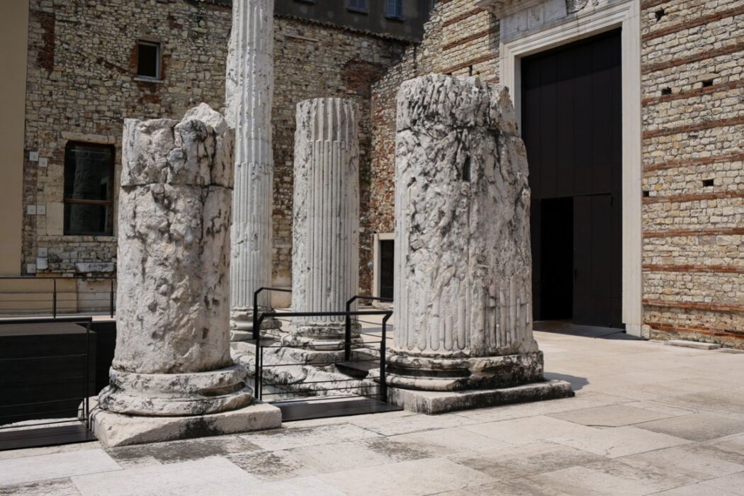 Un Tour nella Storia: Il Parco Archeologico di Brescia Romana e la Vittoria Alata desktop picture