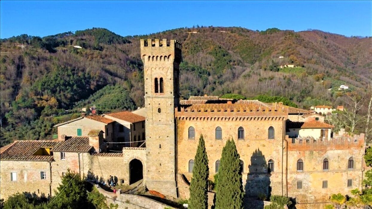 Trekking del Ghibellino: Percorso tra Storia e Panorami Toscani desktop picture