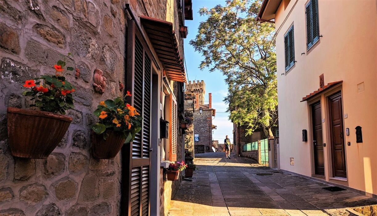 Trekking del Ghibellino: Percorso tra Storia e Panorami Toscani desktop picture