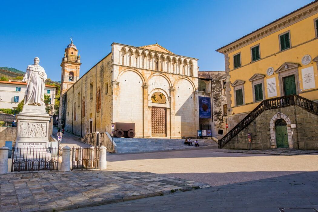 Visita Guidata a Pietrasanta: Tra Arte e Gastronomia Tipica desktop picture