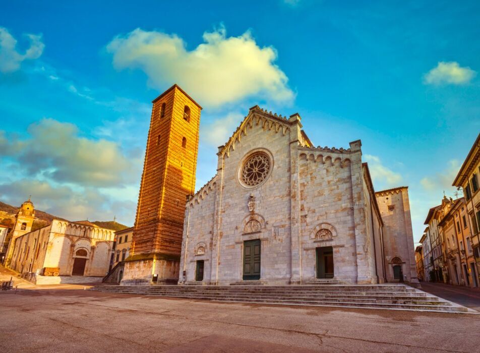 Visita Guidata a Pietrasanta: Tra Arte e Gastronomia Tipica desktop picture