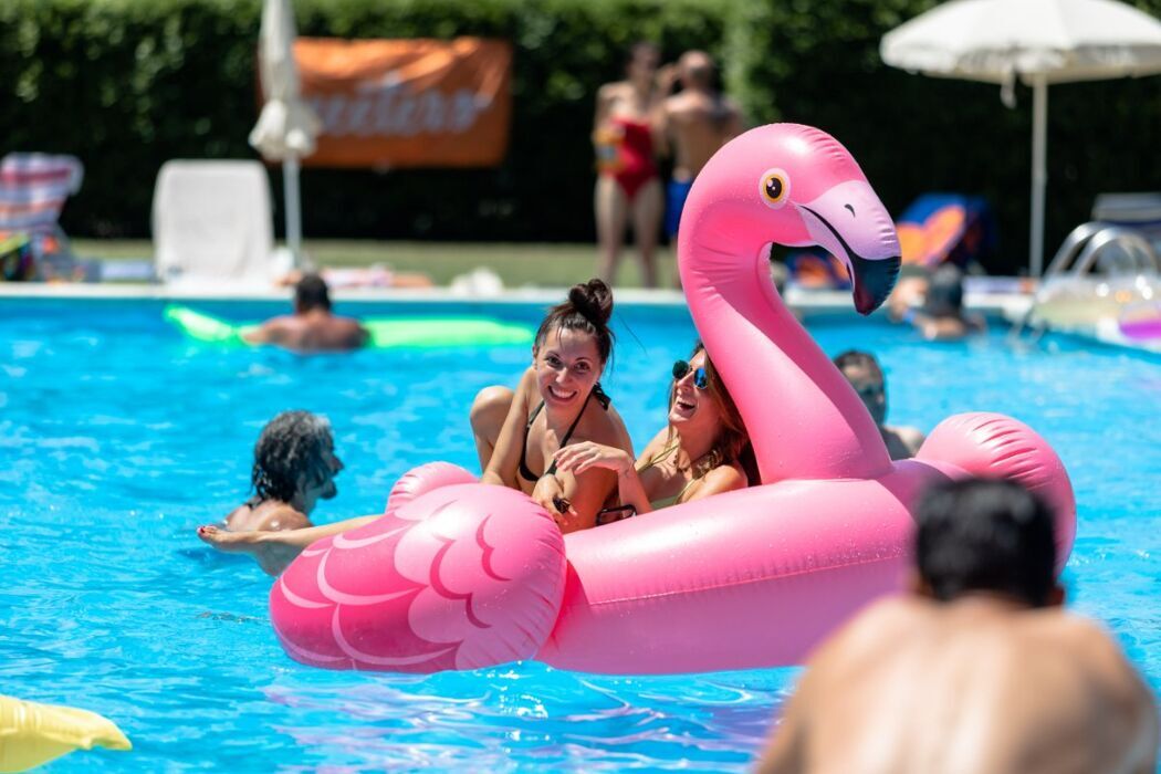 Festa in piscina con musica e giochi di gruppo sul Lago di Garda desktop picture