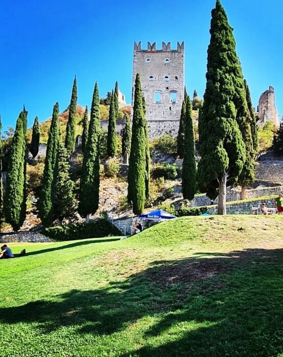 Il Castello di Arco: Trekking panoramico fra suggestioni natalizie desktop picture