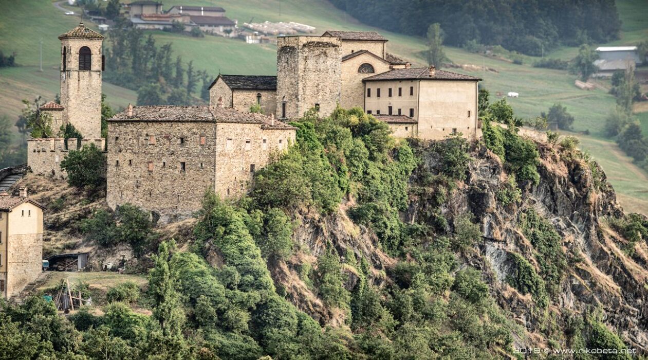 Trekking tra mulini e castelli: da Pompeano a Gombola desktop picture
