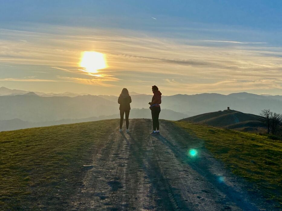 Trekking con aperitivo al tramonto in cima al Monte Vangelo desktop picture