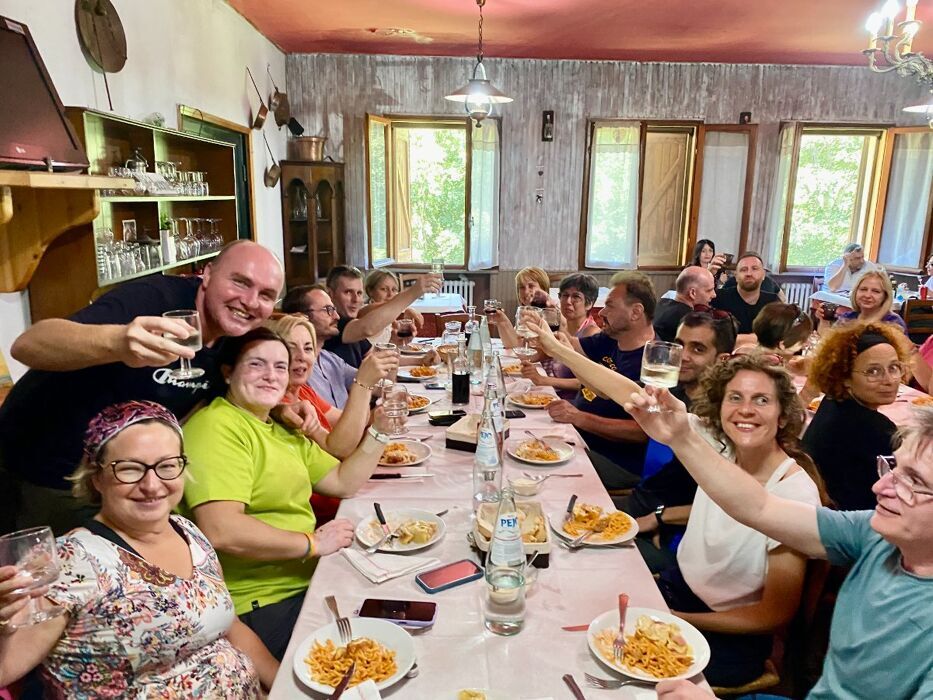 Trekking tra peschiere del monte Cusna con pranzo in osteria. desktop picture