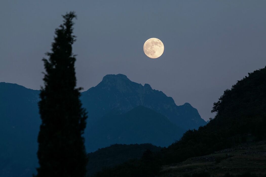 Escursione serale sul Monte Lovertino: tra antiche pievi e vecchie cave desktop picture