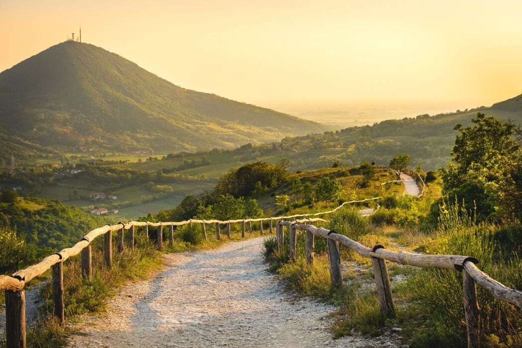 Escursione serale sul Monte Lovertino: tra antiche pievi e vecchie cave desktop picture