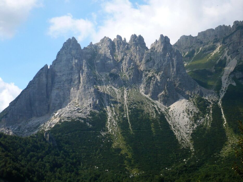 Trekking ad Anello: Pian delle Fugazze e il Ponte Tibetano desktop picture