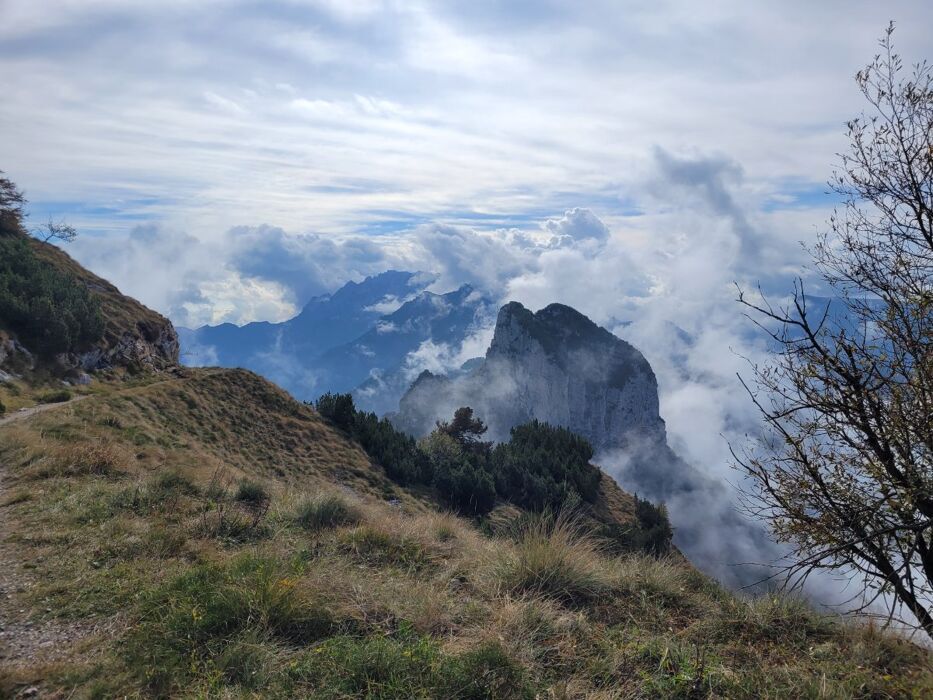 Trekking ad Anello: Pian delle Fugazze e il Ponte Tibetano desktop picture