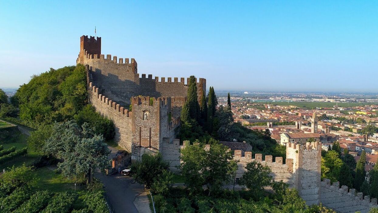 Monte Tenda e Castello di Soave: Escursione tra vigne, cipressi e merlature medievali desktop picture