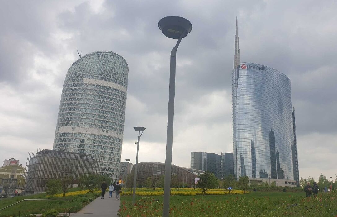 Tour a Porta Nuova: Scopri la Milano Contemporanea desktop picture