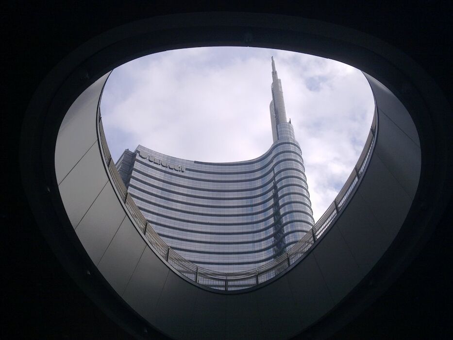 Tour a Porta Nuova: Scopri la Milano Contemporanea desktop picture