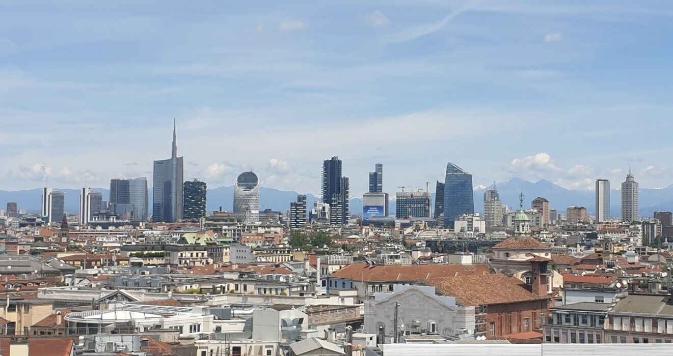 Tour a Porta Nuova: Scopri la Milano Contemporanea desktop picture