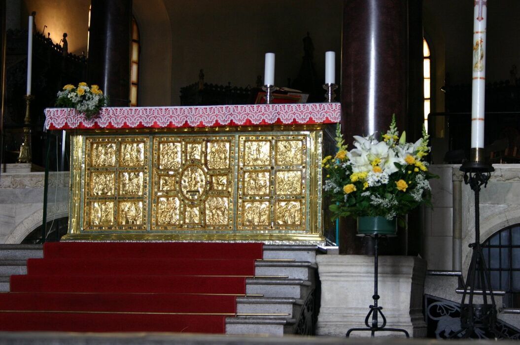 Visita alla Basilica di Sant'Ambrogio: Scopri la Storia del Patrono di Milano desktop picture