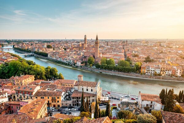 Event card Caccia al Tesoro a Verona, la "Città Romantica" dai Mille Volti cover image