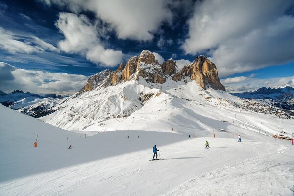Event card Sciare insieme nelle Dolomiti: Ponte Immacolata sulla neve a Canazei [età consigliata under 45] cover image