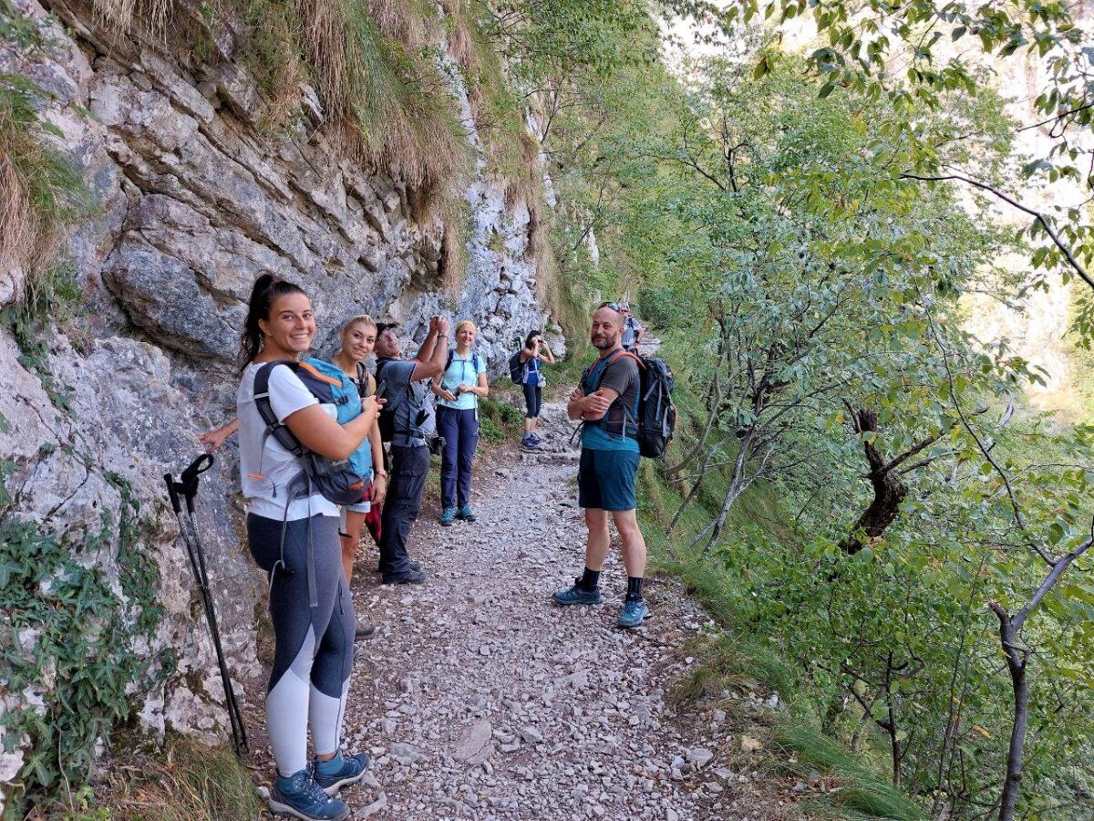 Il Santuario di Madonna della Corona: Escursione nel Cuore del Baldo desktop picture