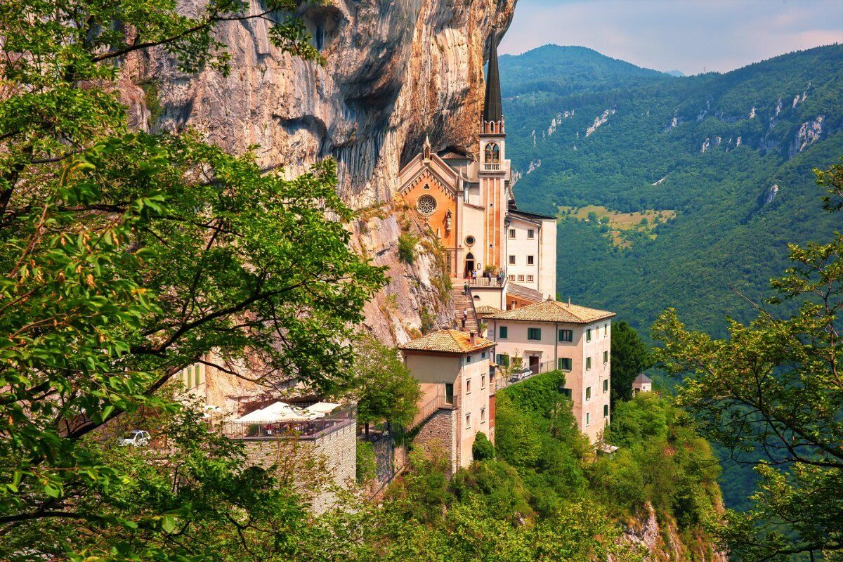 Il Santuario di Madonna della Corona: Escursione nel Cuore del Baldo desktop picture