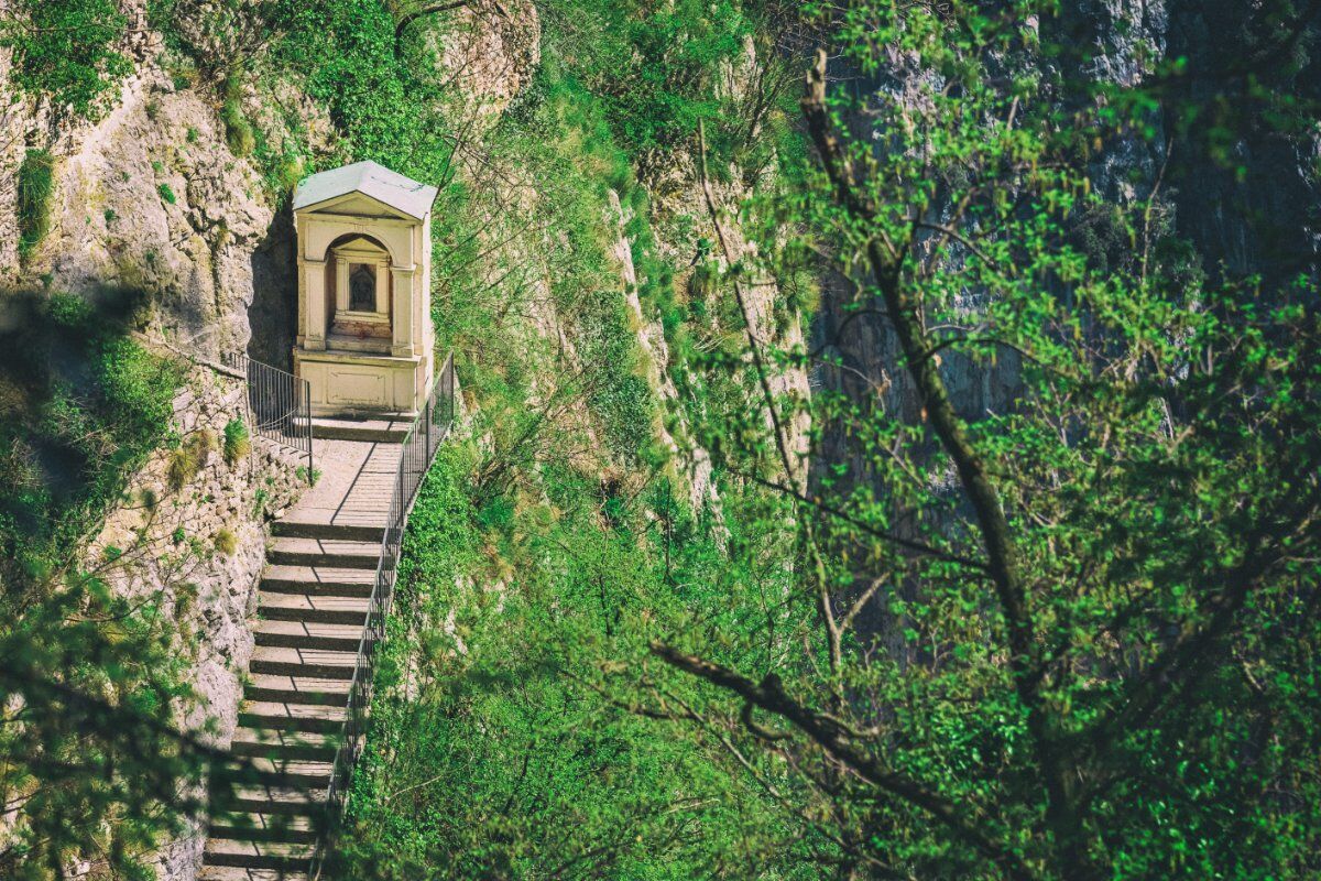 Il Santuario di Madonna della Corona: Escursione nel Cuore del Baldo desktop picture