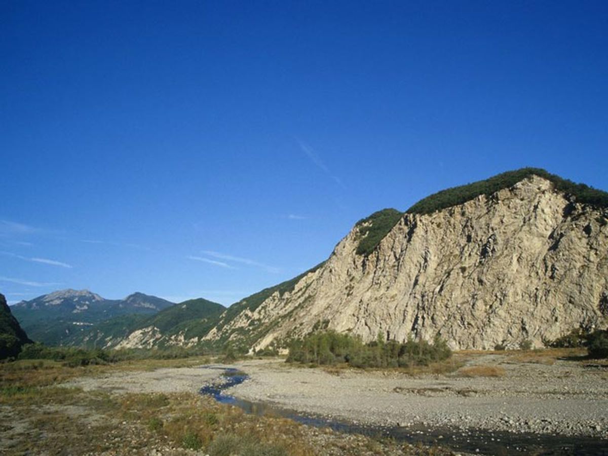 La Valle del Secchia: Uno Sguardo sulla Pietra di Bismantova - MATTINA desktop picture