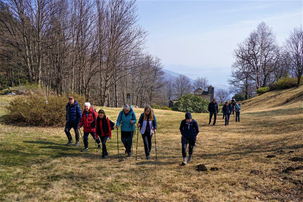 Trekking all'Alpe Vercio: un Balcone su Tre Laghi desktop picture