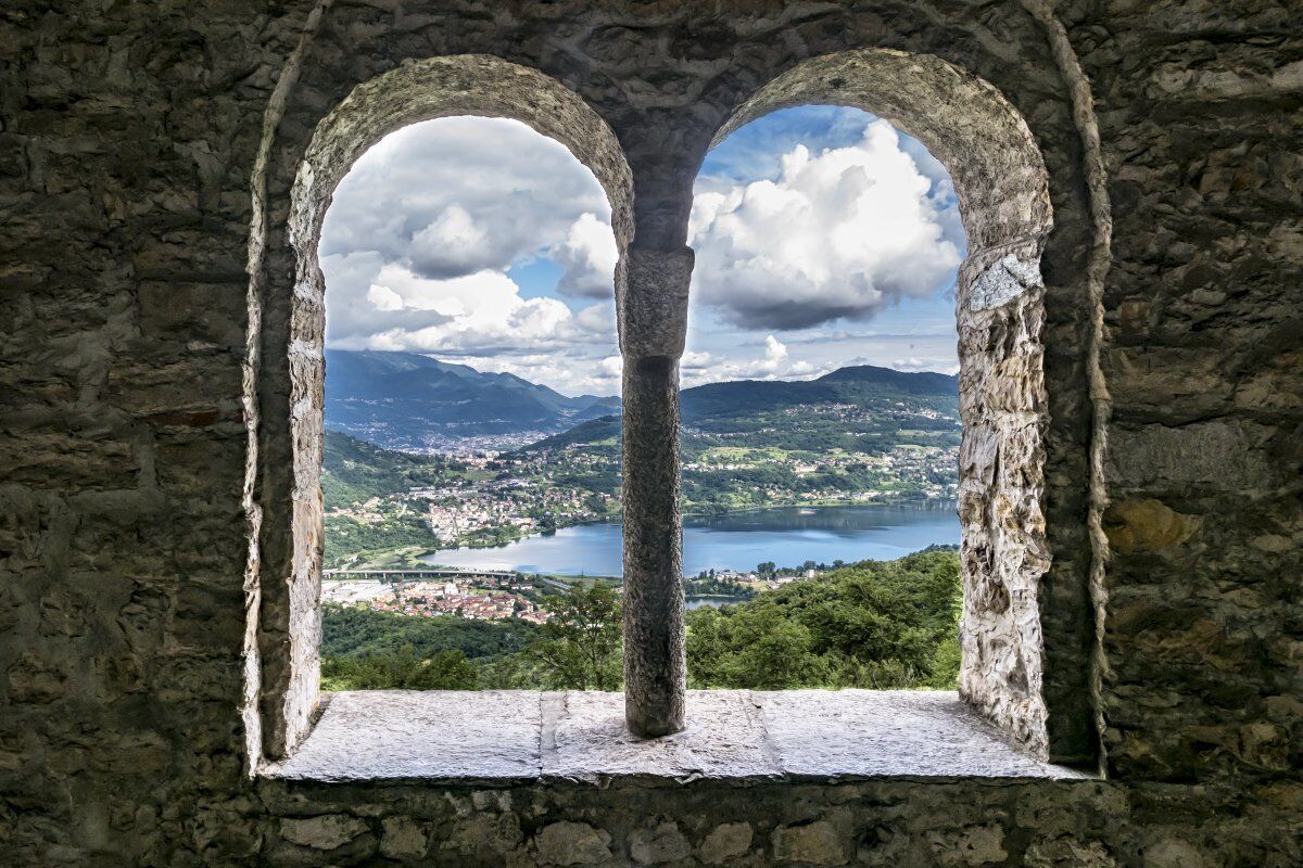 San Pietro al Monte: Escursione panoramica sui Laghi Brianzoli desktop picture