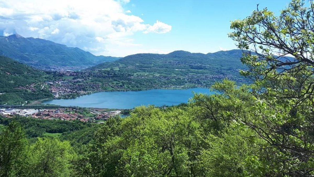 San Pietro al Monte: Escursione panoramica sui Laghi Brianzoli San Pietro al Monte: Escursione panoramica sui Laghi Brianzoli desktop picture
