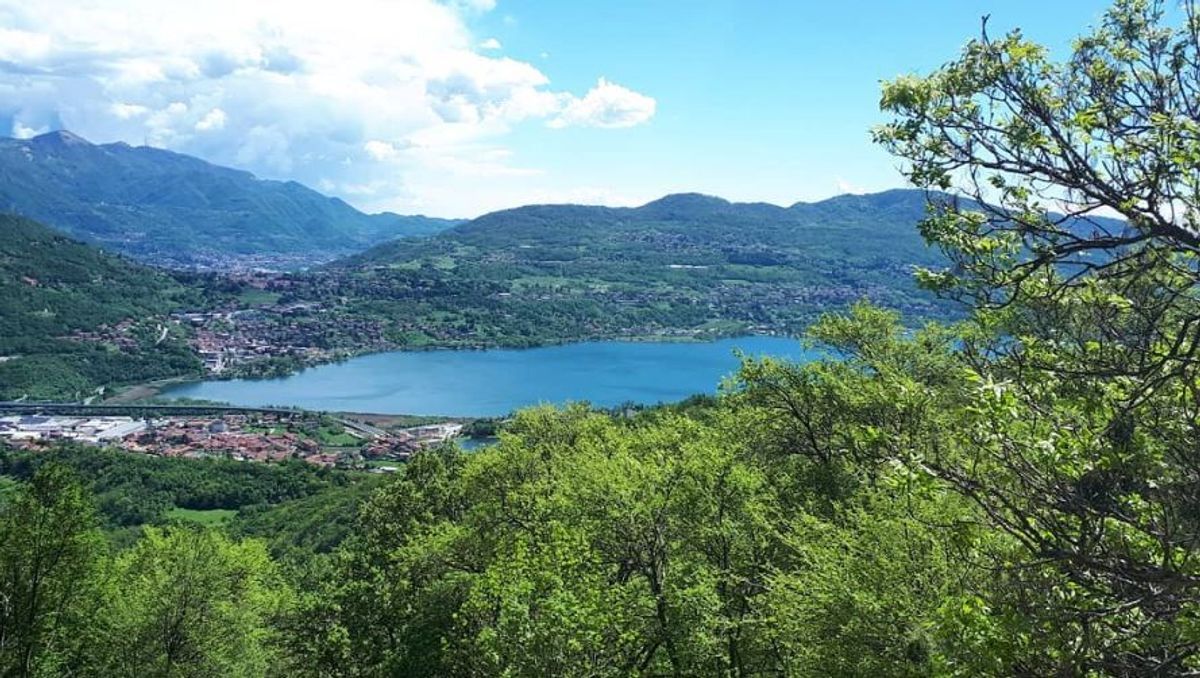 San Pietro al Monte: Escursione panoramica sui Laghi Brianzoli desktop picture