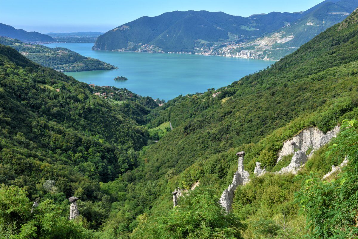 I Dolci Sentieri tra le Maestose Piramidi di Zone I Dolci Sentieri tra le Maestose Piramidi di Zone desktop picture