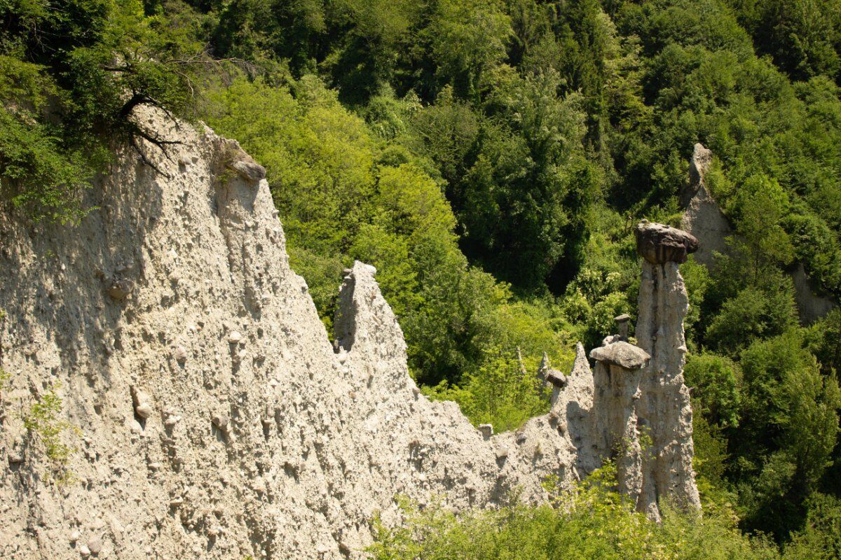 I Dolci Sentieri tra le Maestose Piramidi di Zone I Dolci Sentieri tra le Maestose Piramidi di Zone desktop picture