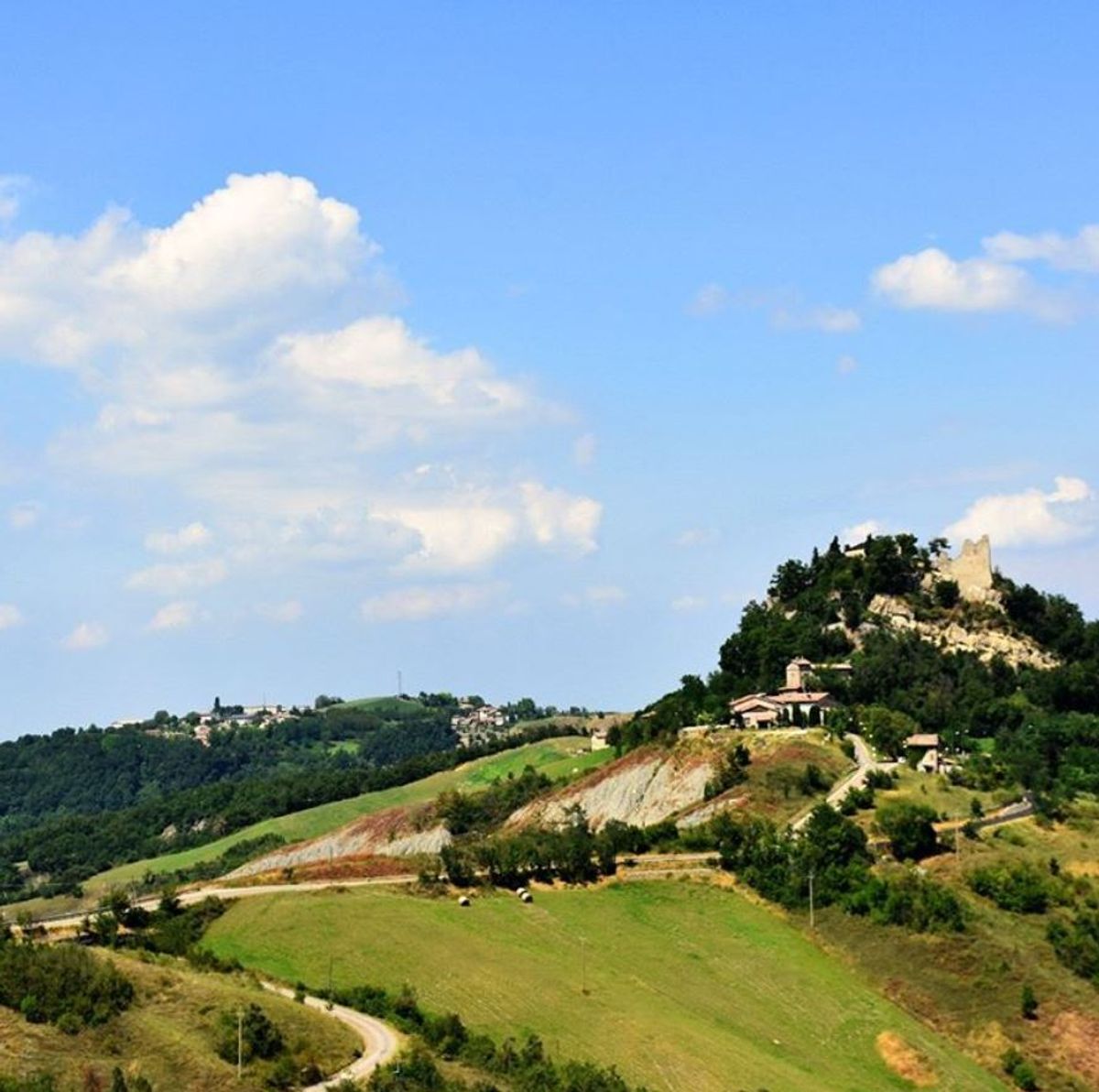 Dal Castello di Canossa al Borgo di Votigno, fino in Tibet (RE) Dal Castello di Canossa al Borgo di Votigno, fino in Tibet (RE) desktop picture
