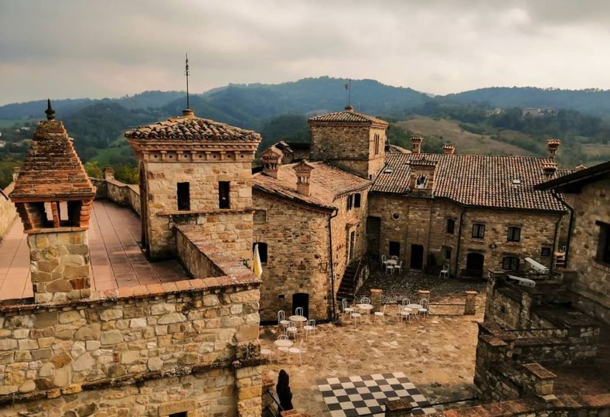 Dal Castello di Canossa al Borgo di Votigno, fino in Tibet (RE) Dal Castello di Canossa al Borgo di Votigno, fino in Tibet (RE) desktop picture