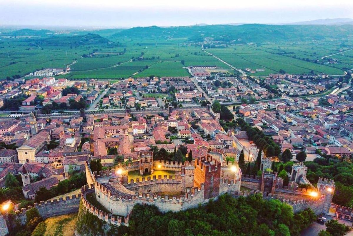 Soave: Al Tramonto nella Fortezza tra i Vigneti Soave: Al Tramonto nella Fortezza tra i Vigneti desktop picture